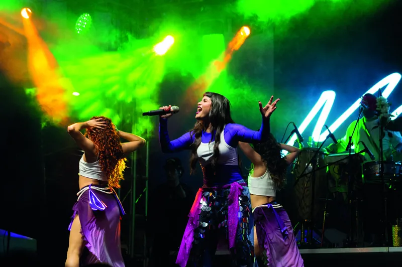 Artistas en tarima durante el Festival Mujeres que Sostienen la Vida