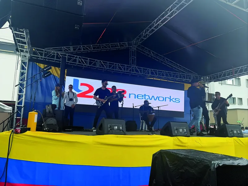 Banda en vivo sobre la tarima de la Feria de Emprendimiento